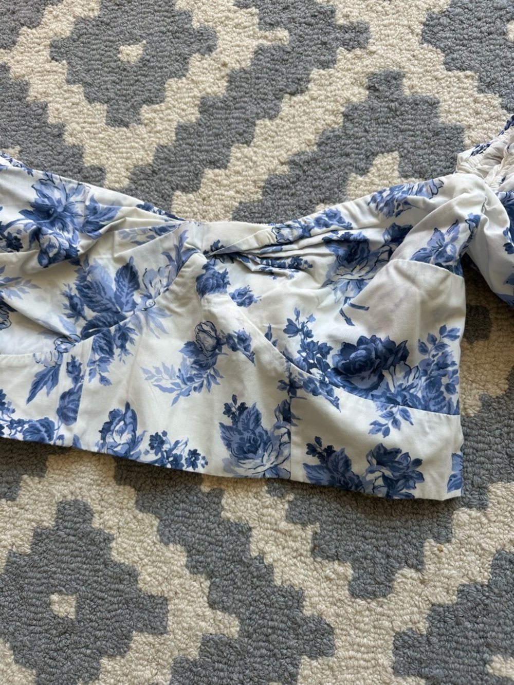 NWT! Abercrombie & Fitch White and Blue Floral TOP, Large - Picture 3 of 9